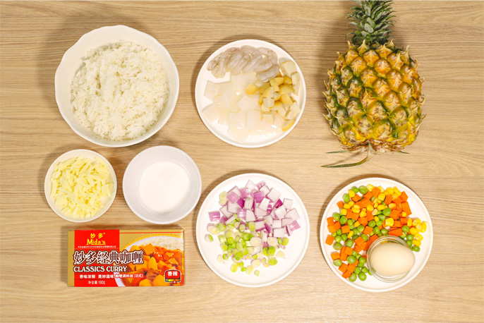 Cut the washed pineapple in half from 1 / 4, draw a cube on the pulp, empty the pulp, soak the pineapple cup with light salt water, and cut the excavated pineapple into pieces for standby.